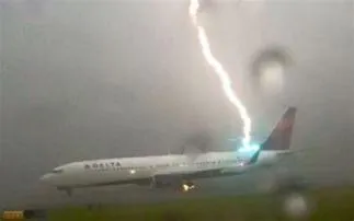 Can lightning hit a plane?