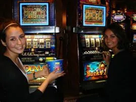 Do casinos watch slot players?