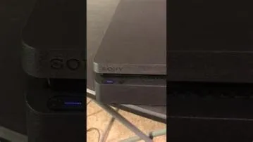 What does a blue and white light mean ps4?