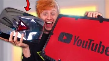 Does any youtuber have red play button?