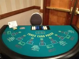Do you get free drinks at poker tables in vegas?