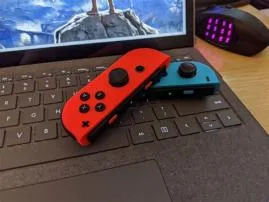 Can you use a wired controller and joy cons at the same time?