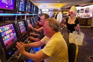 What is the psychology of casino slot machines?