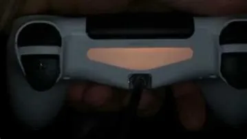 Should ps4 controller flash when charging?
