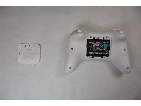 Does wii u pro controller use batteries