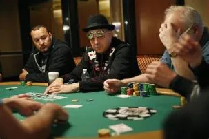 What are the odds of becoming a professional poker player?