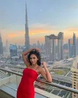 Can i live with my girlfriend in dubai?